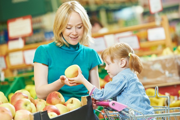 Khi đi siêu thị là thời gian tuyệt vời để mẹ dạy bé tập nói và cho trẻ khám phá thế giới bên ngoài