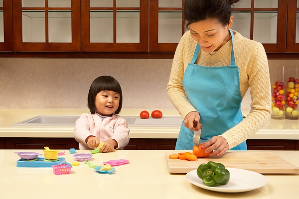 Mẹ có thể vừa nấu bếp vừa trò chuyện và dạy bé các từ đơn giản liên quan đến vật dụng nhà bếp, rau củ quả