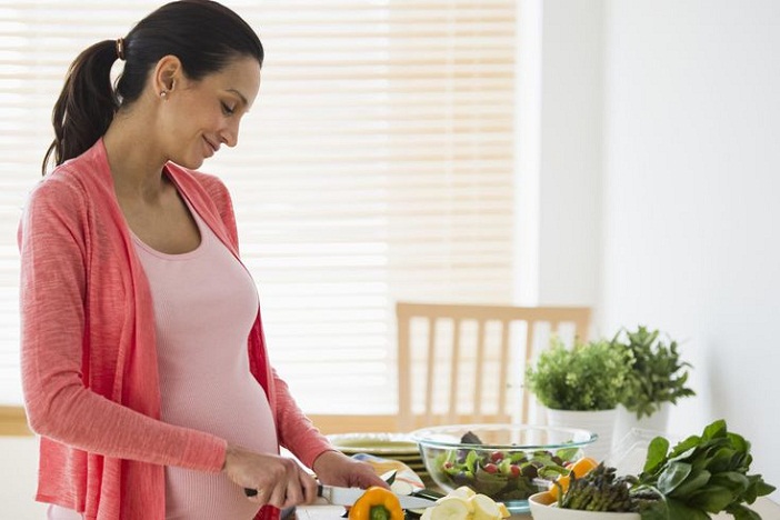 Mẹ bầu cần ăn uống đúng cách, đủ chất khi mang thai 3 tháng đầu