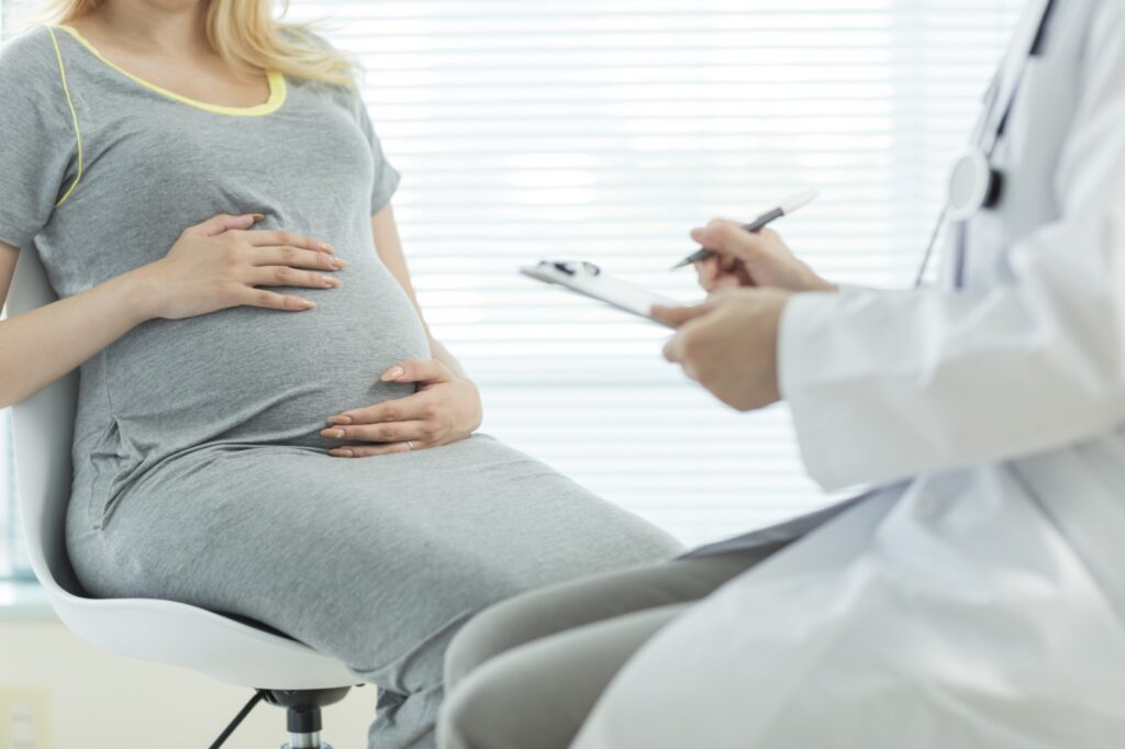 Vào thai nhi tuần 35 mẹ vẫn phải thường xuyên khám và nhận tư vấn từ bác sĩ