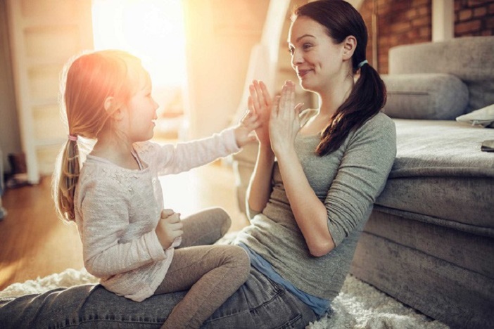 Mẹ dạy con gái cách để hạnh phúc mỗi ngày