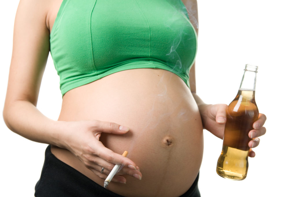 Một trong những điều cần biết khi mang thai là hãy từ bỏ thuốc lá vì nó rất hại cho thai nhi