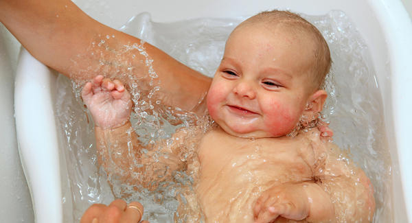 Chỉ nên tắm trẻ sơ sinh bằng nước ấm nhỏ vài giọt chanh hoặc sữa tắm chuyên dụng
