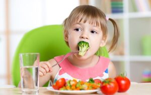 chế độ dinh dưỡng cho bé 5 tuổi