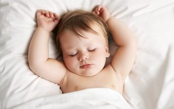 Không nên quấn khăn vào người trẻ 5 tháng tuổi khi ngủ