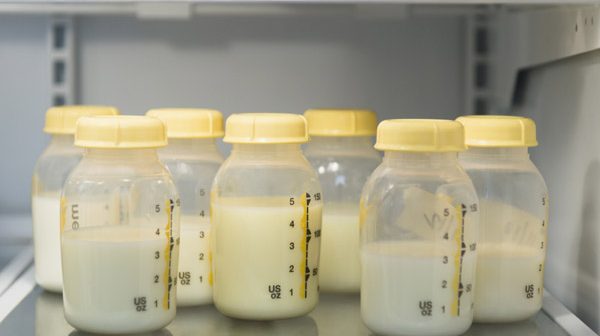 Sữa mẹ bảo quản trong tủ lạnh phải được rót vào bình tiệt trùng, đậy kín