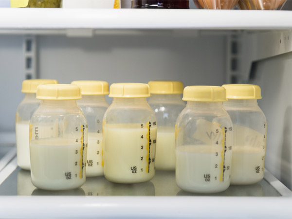Sữa mẹ bảo quản trong tủ lạnh phải được rót vào bình tiệt trùng, đậy kín
