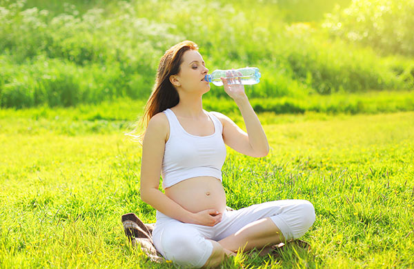 Khi mẹ bầu uống đủ 2 lít nước, không ăn phẩm màu và có nước tiểu màu vàng sáng thì khả năng cao thai nhi là bé trai
