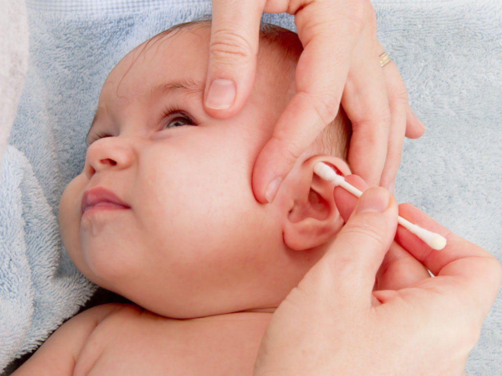 Trẻ hay quấy khóc, chọc tay vào tai có thể là do bị viêm tai giữa