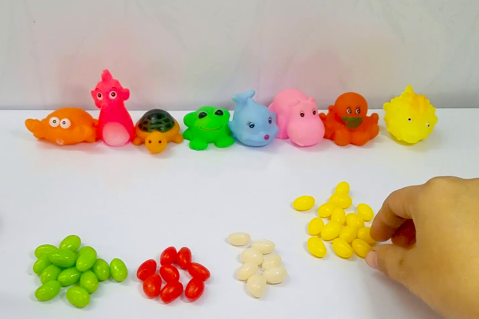 Học đếm số bằng những viên kẹo đầy màu sắc tạo hứng thú hơn những chiếc que tính thông thường