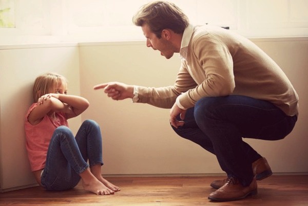Trong quá trình dạy trẻ tự phục vụ, cha mẹ không nên la mắng con