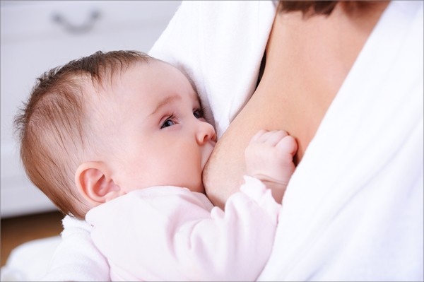 Cần cho trẻ bú mẹ khoảng 1 - 2 giờ/lần, mỗi lần từ 15 - 30 phút