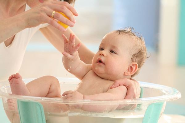 Trẻ sơ sinh cần tắm nước ấm 36 - 38 độ C