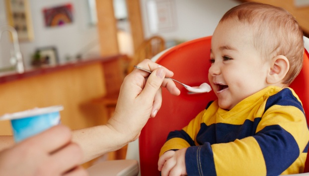 Vào giai đoạn ăn dặm kiểu Nhật 6 tháng có thể cho bé ăn thêm sữa chua nguyên chất không đường 