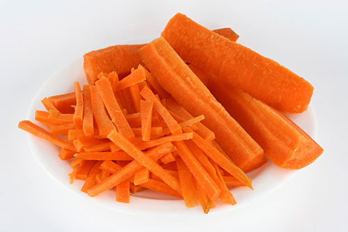 Món cà rốt hấp cho bé ăn dặm BLW