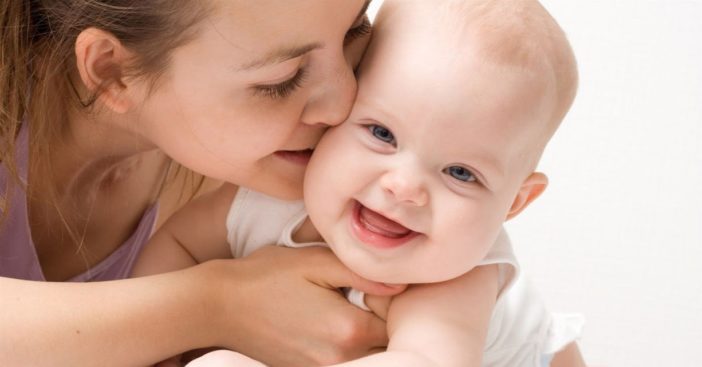 Hôn má trẻ sơ sinh gây hại cho trẻ