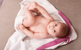 Ra máu vùng kín ở bé sơ sinh có thể chỉ là hiện tượng bình thường