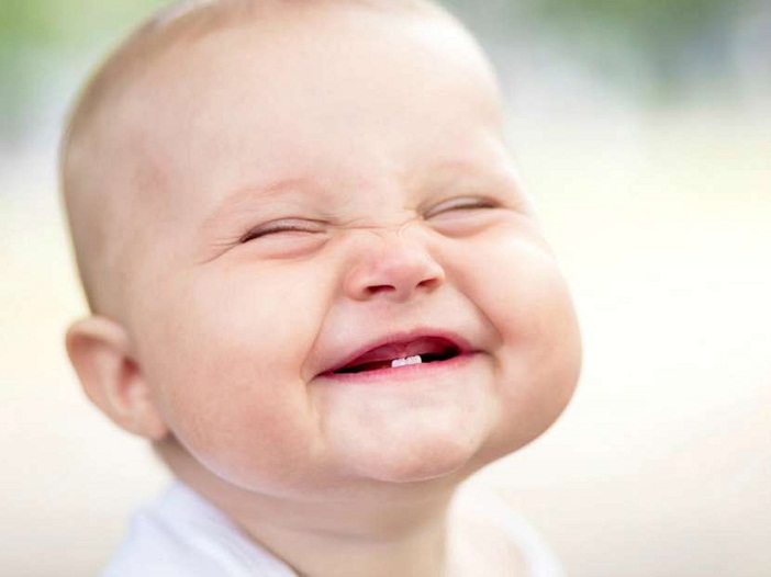 Hãy chăm sóc răng miệng cho bé ngay từ khi bé mọc răng