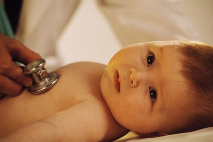 Bố mẹ không nên tự điều trị bệnh viêm phổi ở trẻ sơ sinh tại nhà