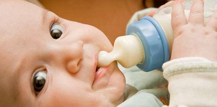Cách chọn núm vú khi chọn bình sữa cho trẻ sơ sinh