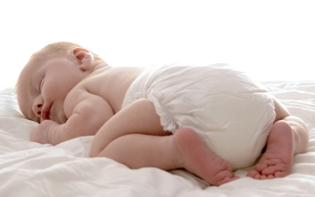Mẹ không nên để trẻ sơ sinh nằm sấp khi ngủ