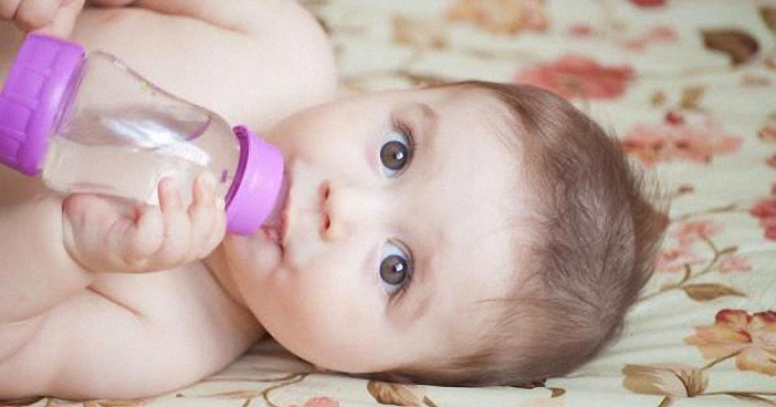 Cần cho trẻ uống nước nếu không được bú mẹ