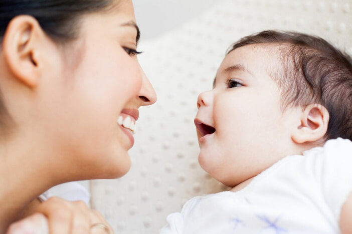 Dạy bé học nói bằng cách tương tác sớm với con