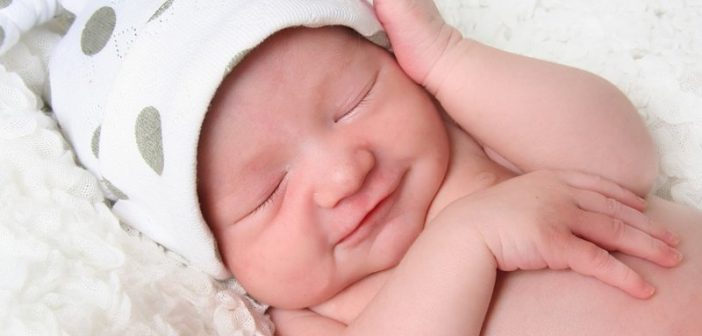 Đội mũ che thóp cho trẻ sơ sinh khi ngủ ảnh hưởng đến não?
