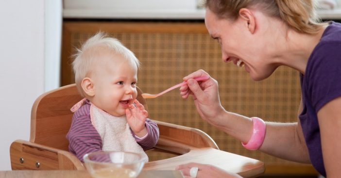 Nên chia thành nhiều bữa để giúp trẻ biếng ăn dễ ăn hơn